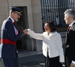 Su Majestad el Rey recibe el saludo de la ministra de Defensa en funciones, Margarita Robles