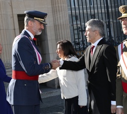 Su Majestad el Rey recibe el saludo del ministro del Interior en funciones, Fernando Grande-Marlaska