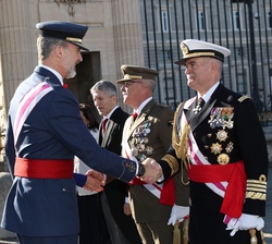 Su Majestad el Rey recibe el saludo del jefe del Cuarto Militar, Juan Ruiz Casas