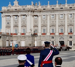 Vista general de la Plaza de la Armería del Palacio Real durante los Honores Militares a Sus Majestades los Reyes