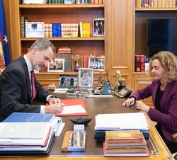 Su Majestad el Rey firma el Real Decreto con el nombramiento de Don Pedro Sánchez Pérez-Castejón como Presidente del Gobierno, en presencia de la pres