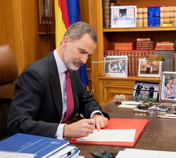 Don Felipe en el momento en que firma el Real Decreto con el nombramiento de Don Pedro Sánchez Pérez-Castejón como Presidente del Gobierno