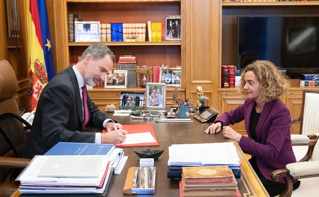 Su Majestad el Rey firma el Real Decreto con el nombramiento de Don Pedro Sánchez Pérez-Castejón como Presidente del Gobierno, en presencia de la pres
