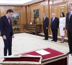 Su Majestad el Rey momentos antes de la promesa de Pedro Sánchez como Presidente del Gobierno
