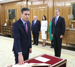 Su Majestad el Rey durante la promesa de Pedro Sánchez como Presidente del Gobierno
