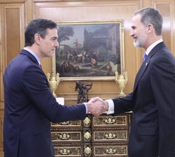 Su Majestad el Rey recibe el saludo de Pedro Sánchez tras prometer el cargo como Presidente del Gobierno