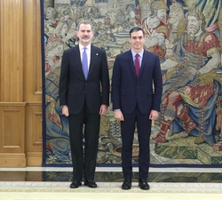 Su Majestad el Rey junto a Pedro Sánchez tras prometer el cargo como Presidente del Gobierno