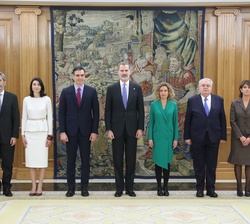 Fotografía de grupo de Don Felipe con el presidente del Gobierno, la presidenta del Congreso, la presidenta del Senado, el presidente del Tribunal Con