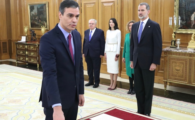 Su Majestad el Rey durante la promesa de Pedro Sánchez como Presidente del Gobierno