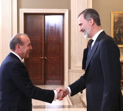 Su Majestad el Rey recibe el saludo del presidente de la Confederación Española de Organizaciones Empresariales del Metal, José Miguel Guerrero Sedano