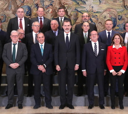 Fotografía de grupo de Su Majestad el Rey con el Comité Ejecutivo de la Confederación Española de Organizaciones Empresariales del Metal