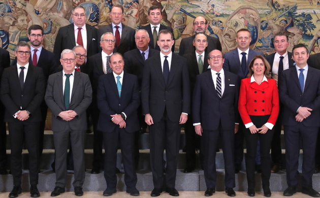Fotografía de grupo de Su Majestad el Rey con el Comité Ejecutivo de la Confederación Española de Organizaciones Empresariales del Metal