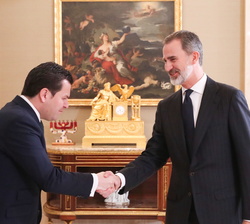 Su Majestad el Rey recibe el saludo del presidente del “Global Youth Leadership Forum”, Jacobo Pombo García 
