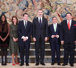 Fotografía de grupo de Su Majestad el Rey con el Comité Organizador del "Global Youth Leadership Forum"