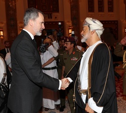 Su Majestad el Rey es recibido por el sultán de Omán, Su Majestad Haitham Bin Tarek, a su llegada al Palacio de Al Alam