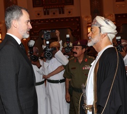 Don Felipe conversa con el sultán de Omán, Su Majestad Haitham Bin Tarek, tras su llegada al Palacio de Al Alam 