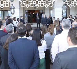 Su Majestad el Rey dirige unas palabras al personal de la Embajada de España y a una representación de la colectividad española en el Sultanato de Omá