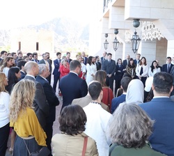 Don Felipe durante el encuentro mantenido con el personal de la Embajada de España y una representación de la colectividad española en el Sultanato de