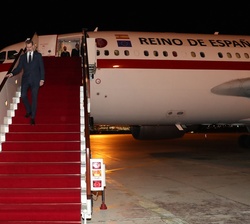 Don Felipe baja del avión a su llegada al Aeropuerto Internacional de Mascate.