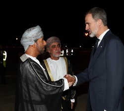 Don Felipe es recibido por Hanzad Al Thuwaiti Al Said, primo del Sultán de Omán, a su llegada al Aeropuerto Internacional de Mascate