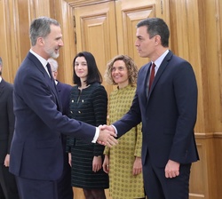 Su Majestad el Rey recibe el saludo del presidente del Gobierno, Pedro Sánchez, momentos antes de que dé comienzo el acto de promesa de los nuevos min