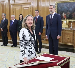 Doña Nadia Calviño, vicepresidenta tercera del Gobierno y ministra de Asuntos Económicos y Transformación Digital, promete su cargo ante Su Majestad e