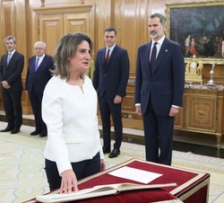 Doña Teresa Ribera, vicepresidenta cuarta del Gobierno y ministra para la Transición Ecológica y el Reto Demográfico, promete su cargo ante Su Majesta