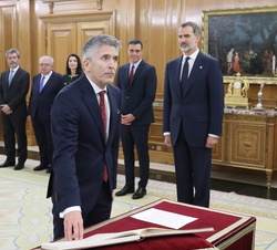 Don Fernando Grande-Marlaska, ministro del Interior, promete su cargo ante Su Majestad el Rey