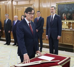 Don Salvador Illa, ministro de Sanidad, promete su cargo ante Su Majestad el Rey