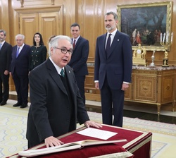Don Manuel Castells, Ministro de Universidades, promete su cargo ante Su Majestad el Rey