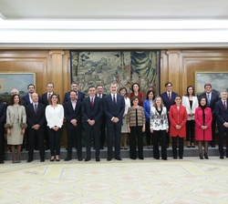 Fotografía de grupo de Su Majestad el Rey con los nuevos miembros del Gobierno