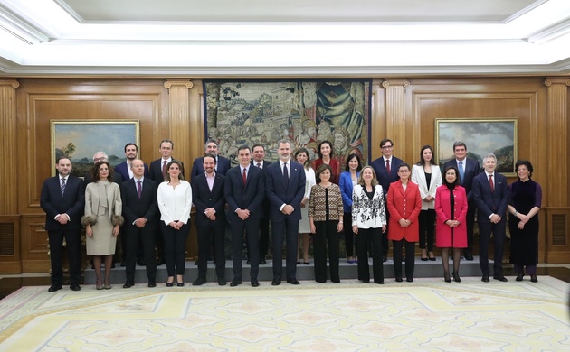 Fotografía de grupo de Su Majestad el Rey con los nuevos miembros del Gobierno