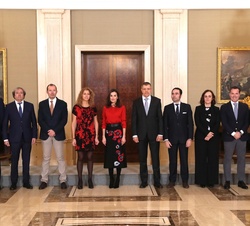 Su Majestad la Reina con la representación de la Federación de Distribuidores Cinematográficos (FEDICINE)