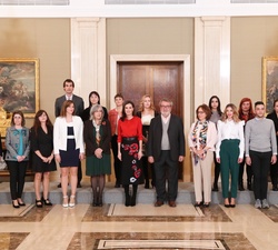 Su Majestad la Reina con la representación del Fondo de Becas “Fiscal Soledad Cazorla Prieto” de la Fundación Mujeres