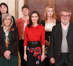 Su Majestad la Reina con la representación del Fondo de Becas “Fiscal Soledad Cazorla Prieto” de la Fundación Mujeres