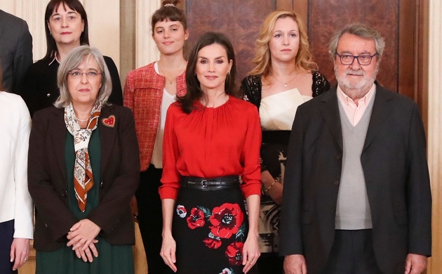 Su Majestad la Reina con la representación del Fondo de Becas “Fiscal Soledad Cazorla Prieto” de la Fundación Mujeres