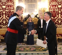 Su Majestad el Rey recibe la carta credencial de manos de Vincenç Mateu Zamora, Embajador del Principado de Andorra