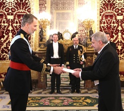 Su Majestad el Rey recibe la carta credencial de manos de Ioannis Tzovas Mourouzis, Embajador la República Helénica