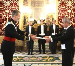 Su Majestad el Rey recibe la carta credencial de manos de Kenji Hiramatsu, Embajador de Japón