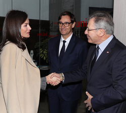 Su Majestad la Reina recibe el saludo del presidente de Cruz Roja Española, Javier Senent en presencia del ministro de Sanidad, Salvador Illa