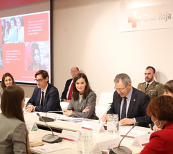 Su Majestad la Reina durante la reunión de trabajo