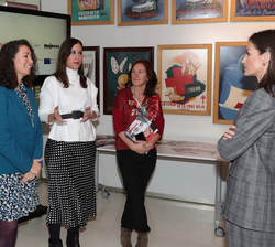 Explilcación a Doña Letizia de los paneles informativos de los proyectos expuestos durante la reunión