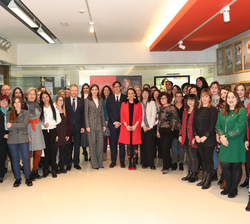 Su Majestad la Reina junto a los participantes en la reunión y posterior exposición de los proyectos expuestos
