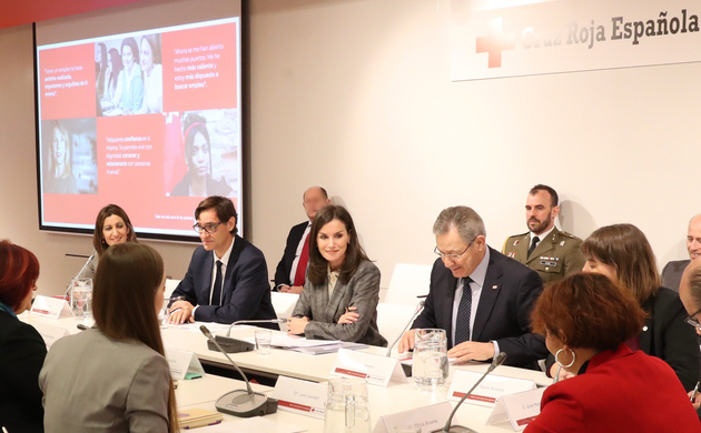 Su Majestad la Reina durante la reunión de trabajo