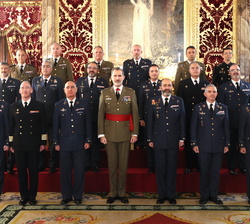 Fotografía de grupo de Su Majestad el Rey con un grupo de coroneles y capitanes de navío