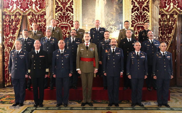 Fotografía de grupo de Su Majestad el Rey con un grupo de coroneles y capitanes de navío