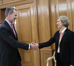 Su Majestad el Rey recibe el saludo de la presidenta de la Fundación Gregorio Ordóñez Fenollar, Ana Iríbar Cuartero