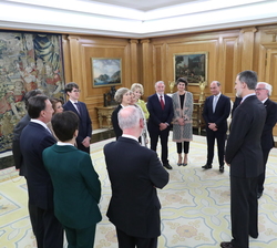 Su Majestad el Rey conversa con los asistentas a la audiencia