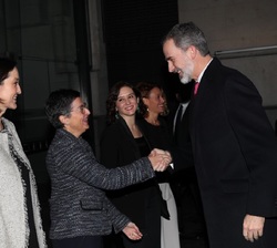 Don Felipe recibe el saludo de María Aránzazu González Laya, ministra de Asuntos Exteriores, UE y Cooperación en presencia de la presidenta de la Comu