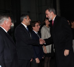 Su Majestad el Rey es saludado por el Sr. Zurab Pololikashvili, secretario general de la Organización Mundial del turismo OMT, acompañado del Alcalde 